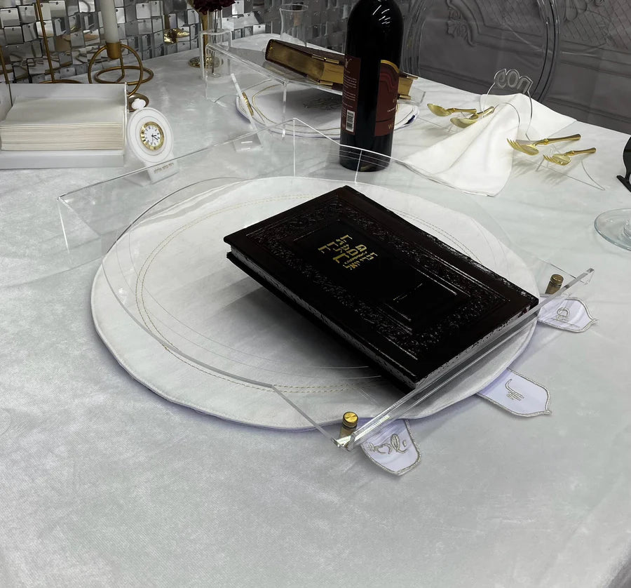 Matzah Protector Haggadah Stand | מצה שטענדער הגדה סטענד